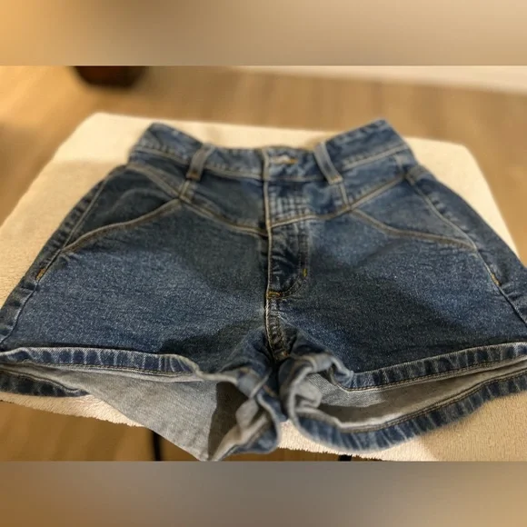 Guess Classic Blue Jean Shorts - Picture 5 of 5